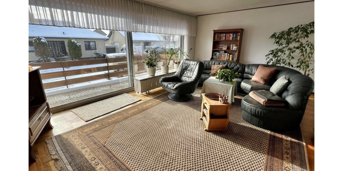 großzügiges Wohnzimmer